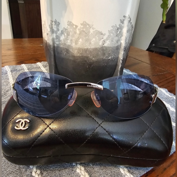 Chanel Vintage Frameless Clear Lilac Sunglasses with Lambskin Leather Case - Picture 1 of 15